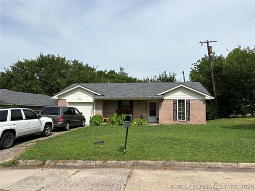 914 Charles Dr, Ada, OK, 74820-8072 | Card Image