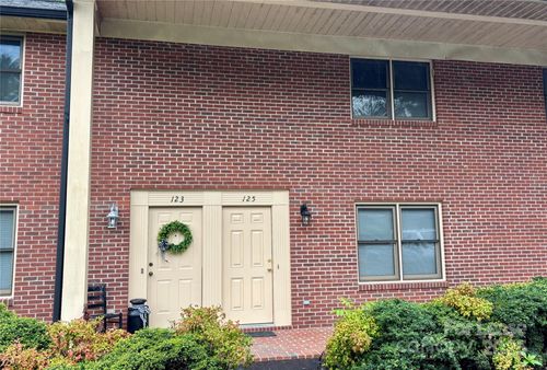 125 Hillcrest Dr, Lincolnton, NC, 28092-3027 | Card Image