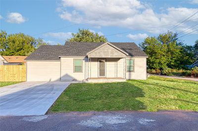 View of front of property featuring a front lawn | Image 1