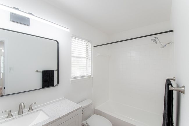 The second full bathroom located upstairs that features a shower/tub combo. | Image 18