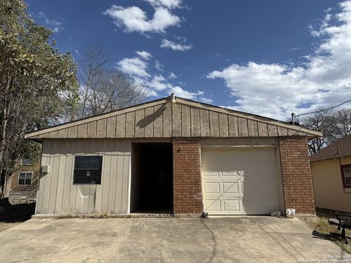 813 Ross St, Kerrville, TX, 78028-3637 | Card Image