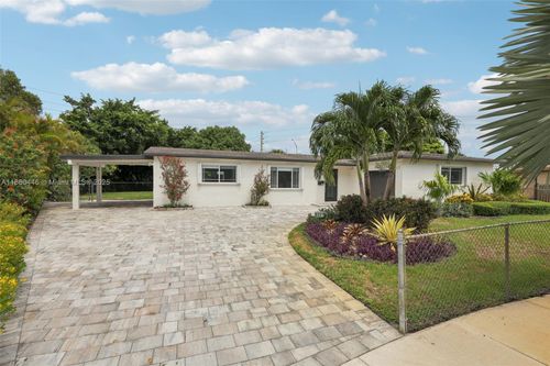 8601 Nw 185th Ter, Hialeah, FL, 33015-2552 | Card Image