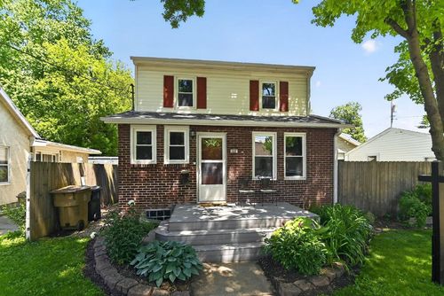 202 Oak Street, Madison, WI, 53704-5147 | Card Image