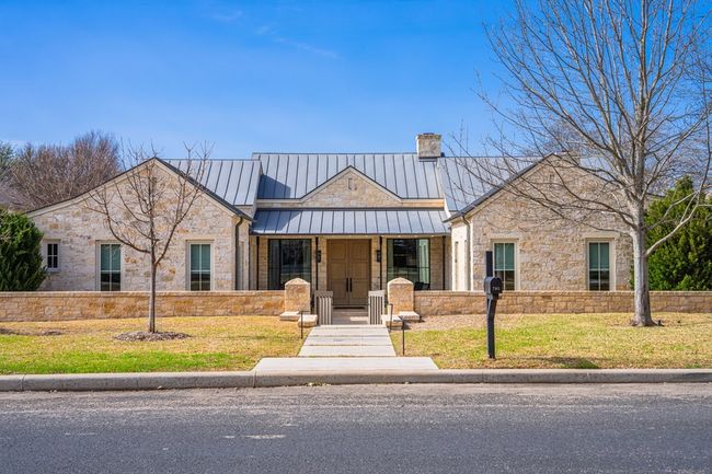 705 W Creek St, Home with 3 bedrooms, 5 bathrooms and 3 parking in Fredericksburg TX | Image 4
