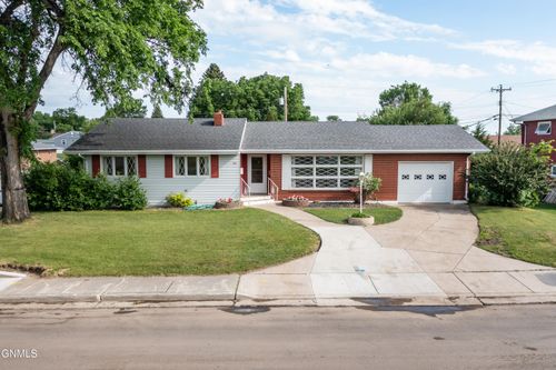901 15th St Nw, Mandan, ND, 58554-1745 | Card Image