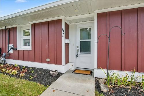 47 Szollosy Cir, Hamilton, ON, L9B1T8 | Card Image