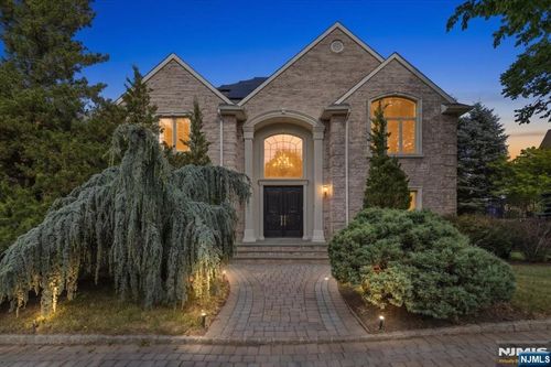 4 Centennial Ct, Totowa, NJ, 07512-1652 | Card Image