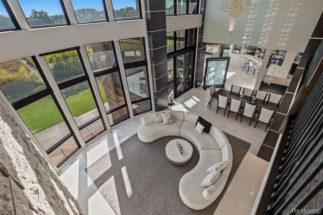 Living room with a towering ceiling | Image 18