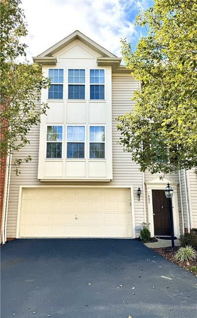 1402 Towervue Dr, Condo with 2 bedrooms, 2 bathrooms and 2 parking in Baldwin Boro PA | Image 1