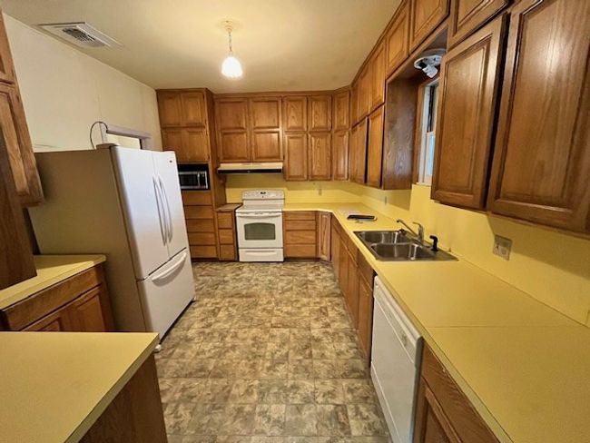 2711 Avenue V, House other with 3 bedrooms, 2 bathrooms and 3 parking in Snyder TX | Image 15