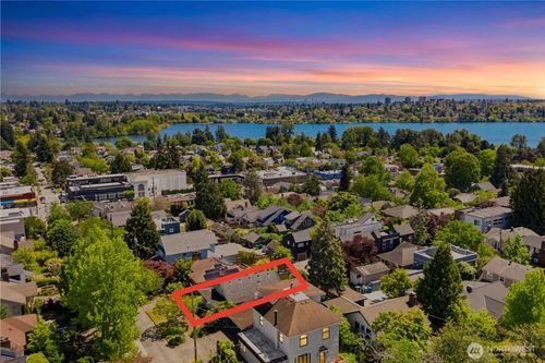 911 N 77th Street, Seattle, WA, 98103 | Card Image