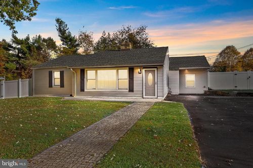 11 Hilltop Rd, FEASTERVILLE TREVOSE, PA, 19053-6323 | Card Image