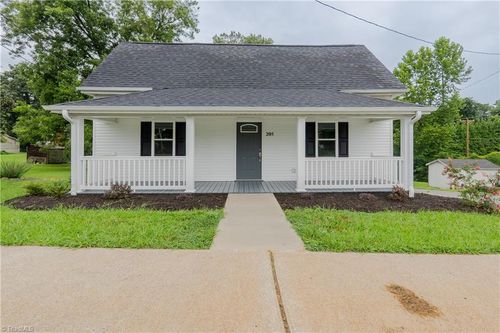 205 S Key St, Pilot Mountain, NC, 27041-9603 | Card Image