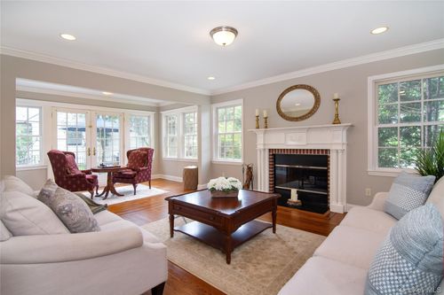 6 Hazen St, Pelham, NY, 10803-2409 | Card Image