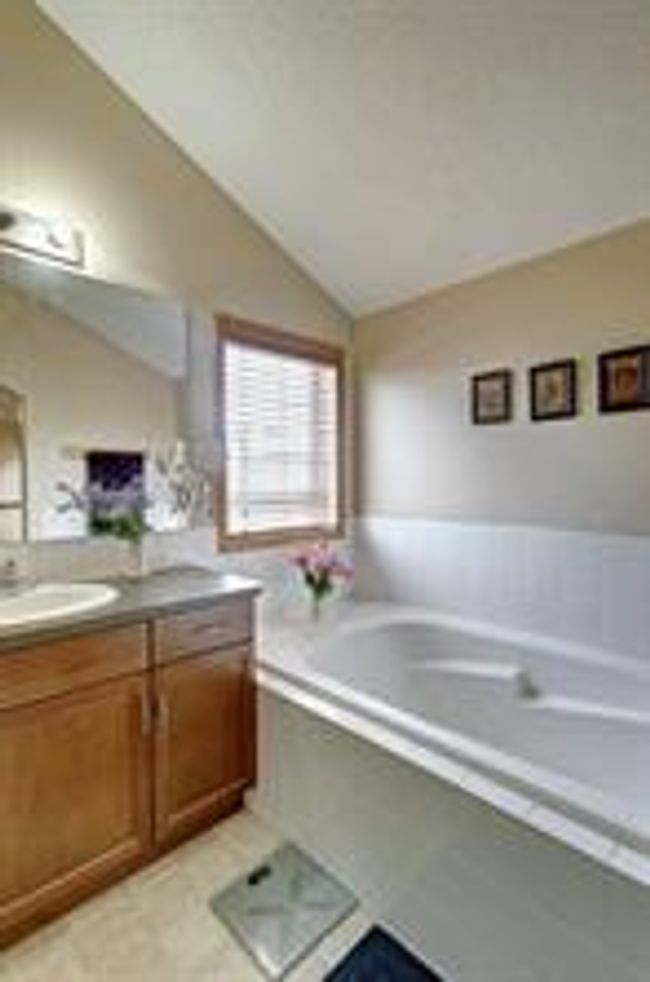 384 New Brighton Dr Se, House detached with 4 bedrooms, 3 bathrooms and 4 parking in Calgary AB | Image 16