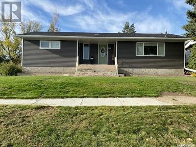 319 Alberta Ave, House other with 4 bedrooms, 2 bathrooms and null parking in Kerrobert SK | Image 1