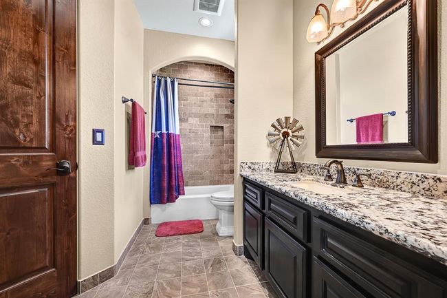 Upstairs Guest Bathroom | Image 40