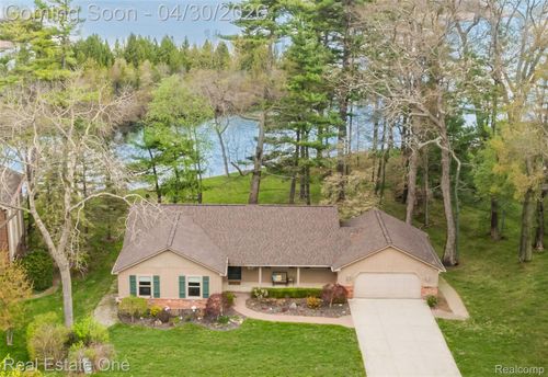 2748 Armstrong Dr, Lake Orion, MI, 48360-1704 | Card Image
