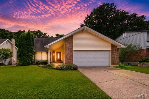 1089 Pinrun Dr, Ballwin, MO, 63011-4227 | Card Image