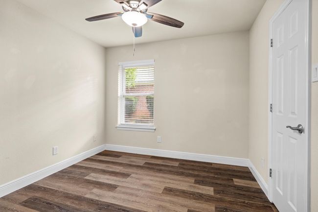 All of the bedrooms (including this secondary bath) have walk in closets and ceiling fans. | Image 23