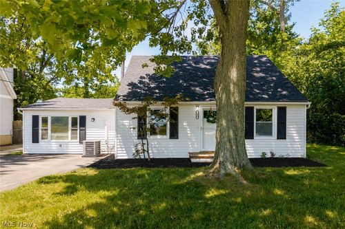 7325 Adkins Rd, Mentor, OH, 44060-5136 | Card Image