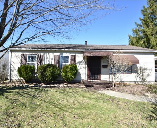 2521 Beech St, Girard, OH, 44420-3104 | Card Image