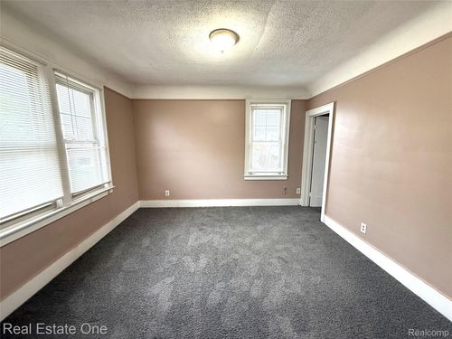 2w-4700 Curtis St, Dearborn, MI, 48126-4663 | Card Image