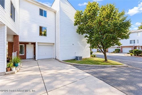 123 Jamie Ln, Staten Island, NY, 10312-6673 | Card Image