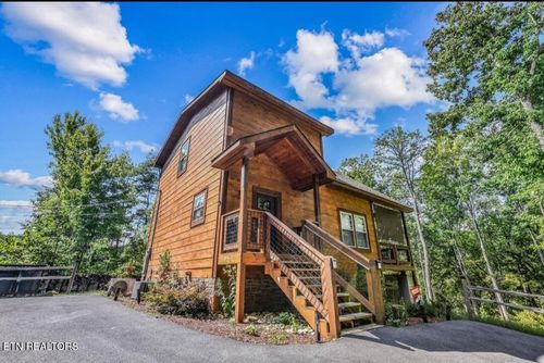 1215 Honeysuckle Ln, Sevierville, TN, 37876-8929 | Card Image