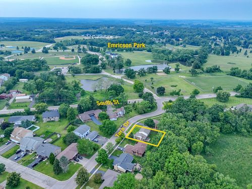 749 Tara Dr, Woodstock, IL, 60098-8895 | Card Image