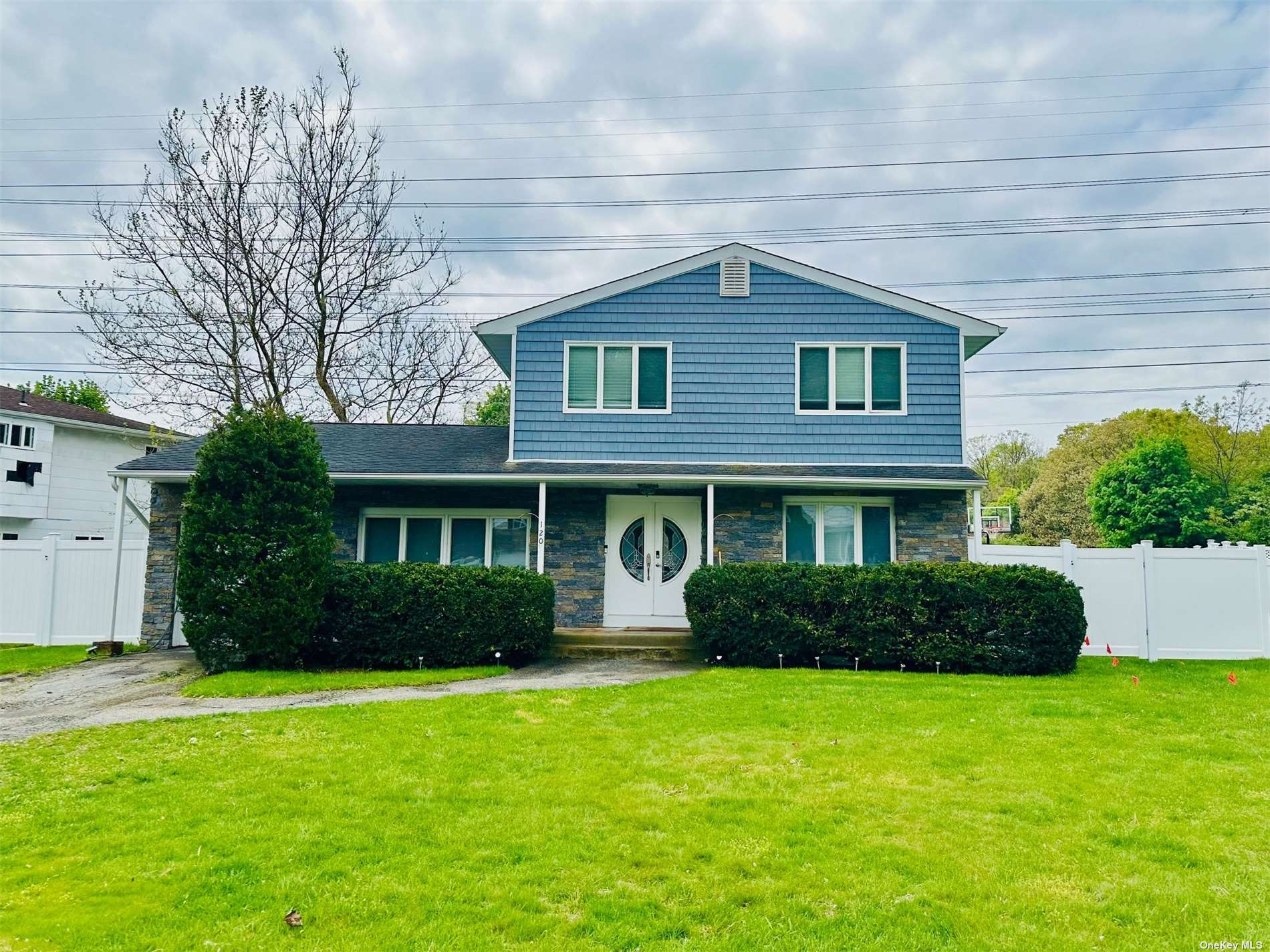 Truxton Rd, Dix Hills, NY 11746