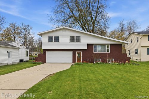 3127 W Woodland Dr, Port Huron, MI, 48060-1947 | Card Image
