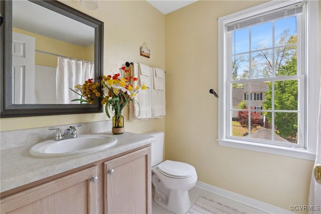The hall bathroom has a tub/shower combo | Image 35