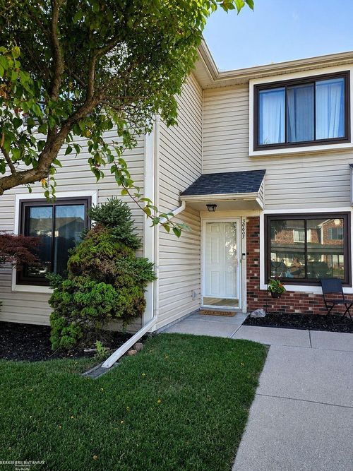 30607 Hidden Pines Ln, Roseville, MI, 48066-7301 | Card Image