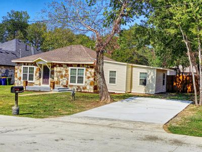 View of front of property with a front yard | Image 1