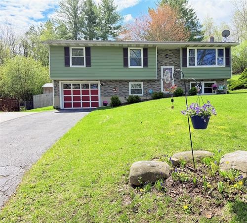 8 Briggs Dr, Auburn, NY, 13021-5208 | Card Image