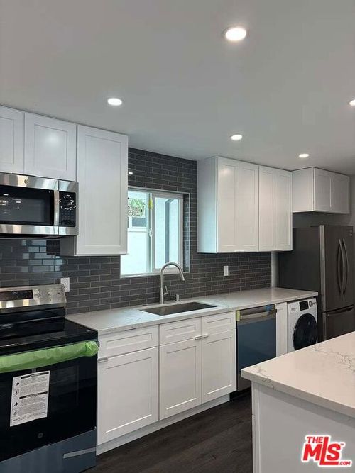 1922 N Vista Del Mar Ave, Los Angeles, CA, 90068-4004 | Card Image