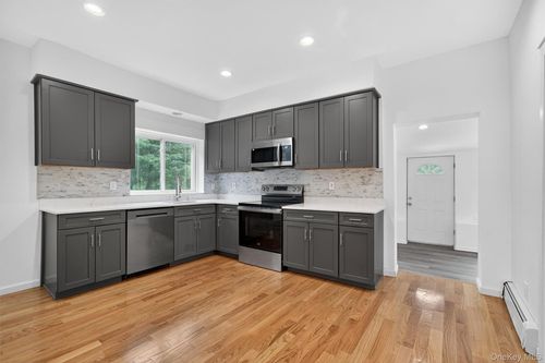 85 Holloran Rd, New Windsor, NY, 12553-8302 | Card Image