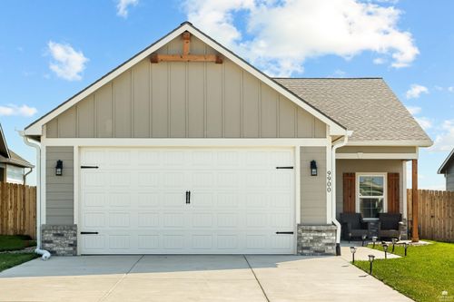 9900 Weeping Willow Dr, Manhattan, KS, 66502-7715 | Card Image