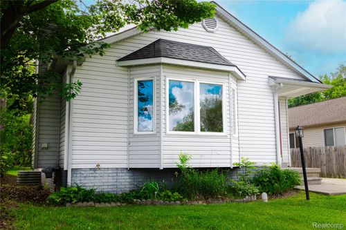 421 Harvey Ave, Pontiac, MI, 48341-2823 | Card Image