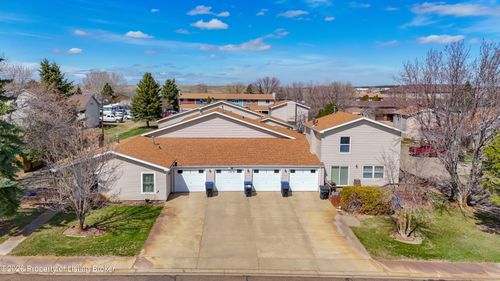 660 27th St W, Dickinson, ND, 58601-2519 | Card Image