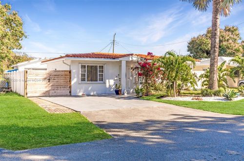 4730 Ne 3rd Ave, Oakland Park, FL, 33334-6035 | Card Image