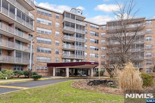 530 Valley Rd, Montclair, NJ, 07043-2729 | Card Image