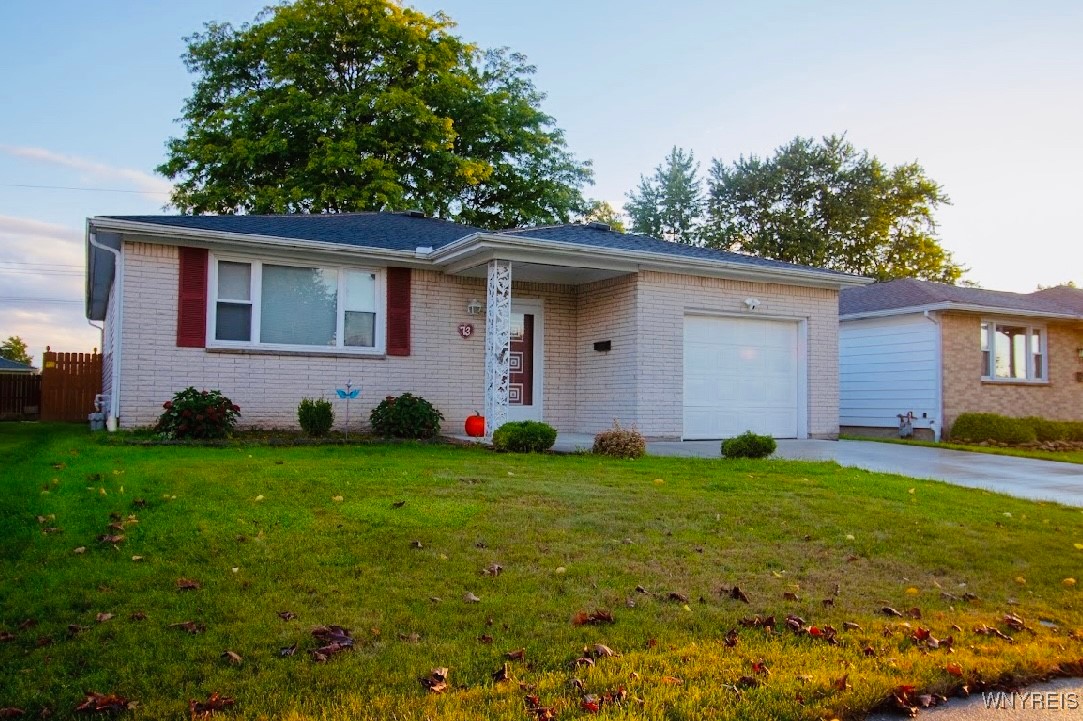 Oakwood Dr, Cheektowaga, NY 14227