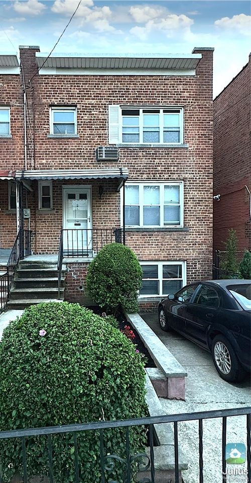 1124 E 213th St, Bronx, NY, 10469-2410 | Card Image