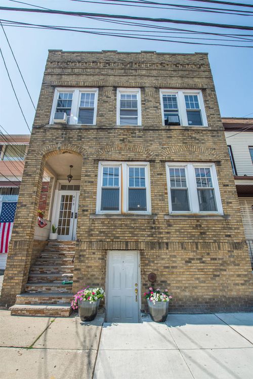 413 24th St, Union City, NJ, 07087-7201 | Card Image
