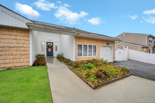 15 Drake Ave, Bellport, NY, 11713-1003 | Card Image