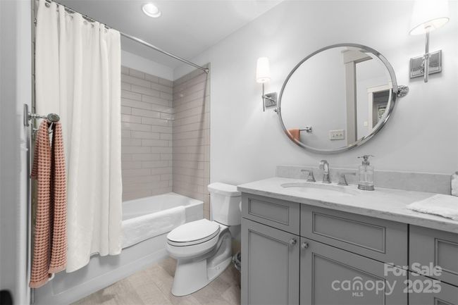 En-suite guest bath. | Image 18