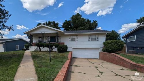 302 Hilltop Dr, Abilene, KS, 67410-1514 | Card Image