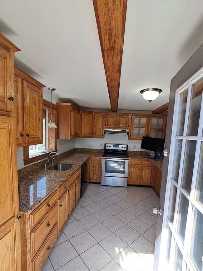 27 Hill St, House other with 3 bedrooms, 2 bathrooms and 4 parking in Raynham MA | Image 6
